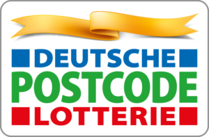 Logo Deutsche Postcode Lotterie, in einem Kasten mit abgerundeten Ecken ein goldgelbes einmal in S geschlungenes Band, darunter in drei Zeilen mit je einer Farbe pro Zeile - blau, grün, rot, Deutsche Postcode Lotterie
